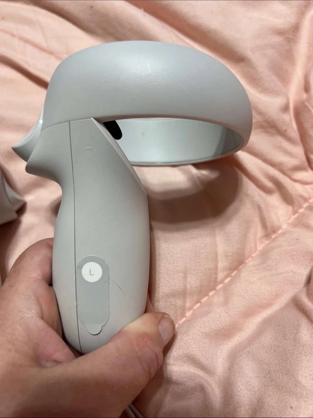 Standalone White VR Headset with Matching White Motion Controllers..Very Good